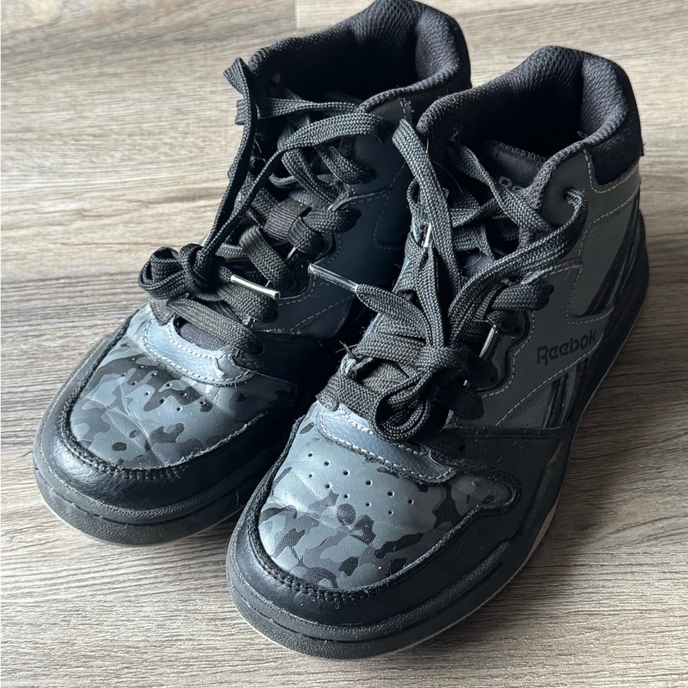 Reebok Kids Black and Dark Gray Camo size 2 Sneakers